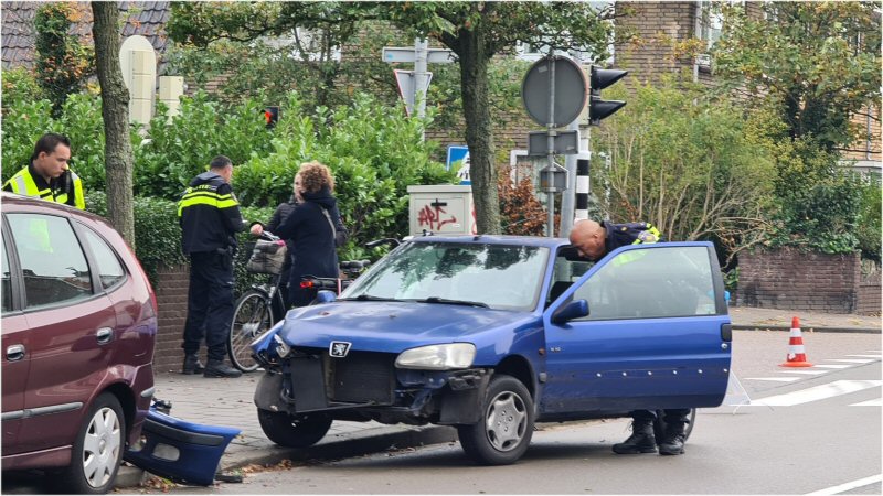 Automobilist neemt de benen na botsing met boom