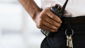 Politie vraagt samenwerking met beveiligingsbedrijven te onderzoeken