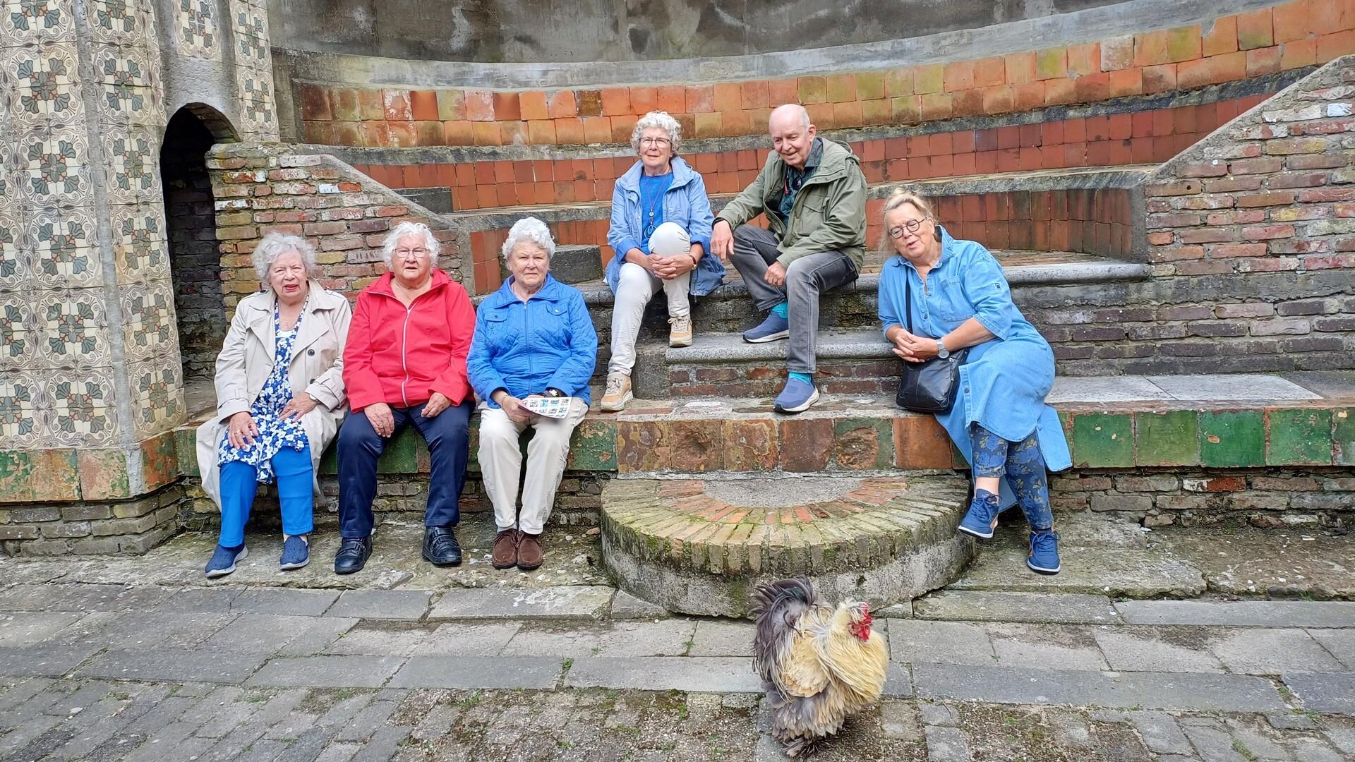 De Zonnebloem uit Kolhorn bezoekt de Kunsttuin in Winkel