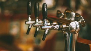 Café de Zaak uit Julianadorp introduceert ‘The Masked Bartender’