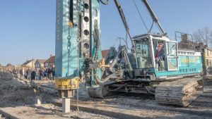 Eerste paal voor acht woningen Bladstraat
