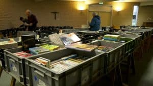 Boekenmarkt met een goed doel voor onderwijs project in Oeganda (video)