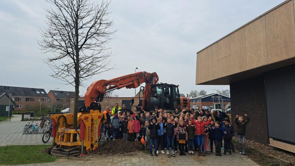 Bomen via Hollands Kroonse Uitdaging naar basisschool de Meertuin