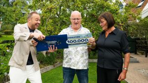 Bonne en Lilian uit Hippolytushoef winnen 100.000 euro bij de VriendenLoterij
