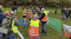 Video: Hardlopers verbreken records tijdens Dijkgatboscross