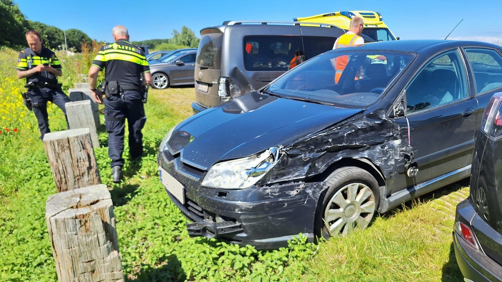 Passagier gecontroleerd door ambulancepersoneel na ongeval op A7