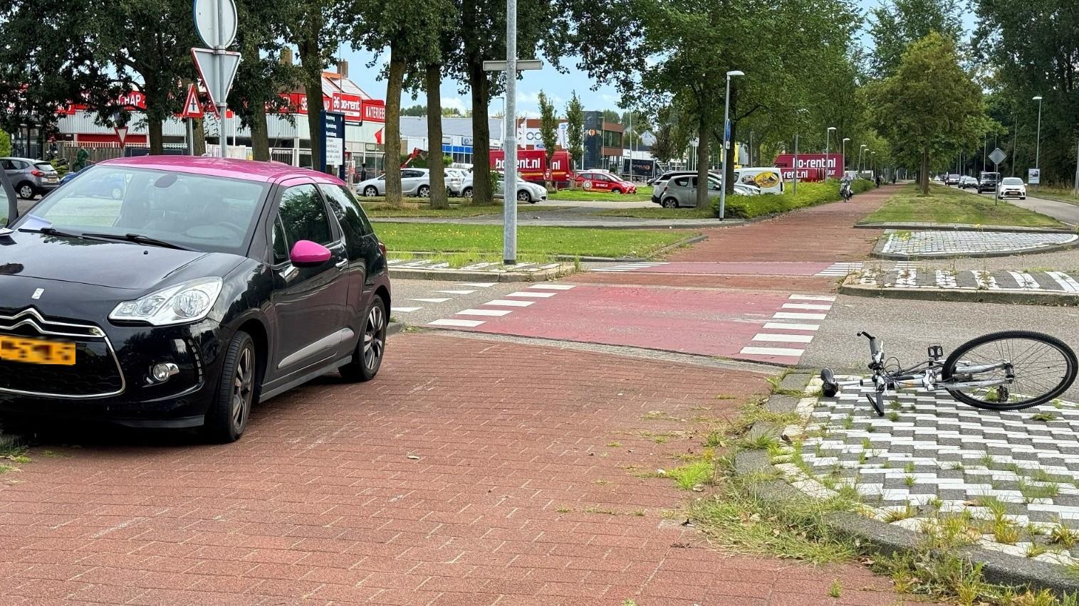 Fietser naar het ziekenhuis na botsing op Nijverheidsweg in Den Helder