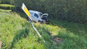 Bestelbus en auto botsen op elkaar in Slootdorp, bestuurder naar het ziekenhuis