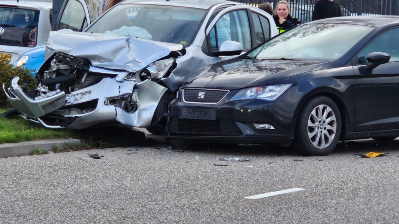 Grote schade bij botsing op de Zijperweg