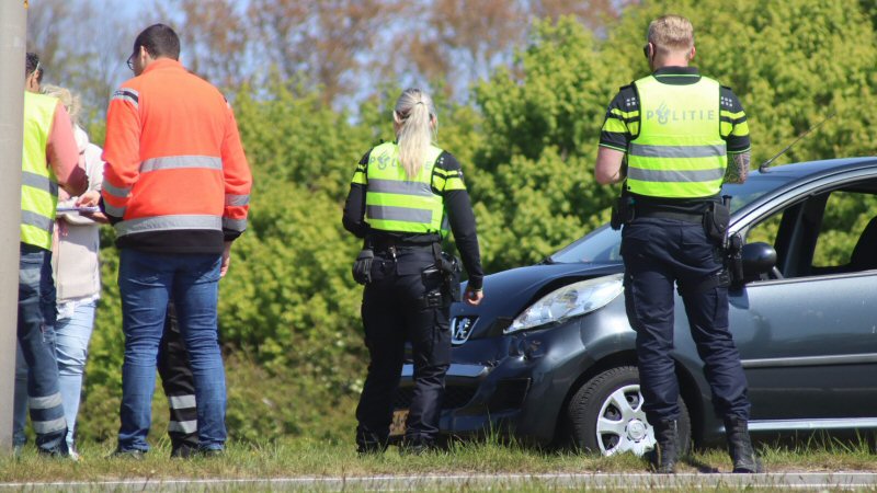 Auto rijdt achterop vrachtwagen op N99