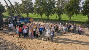 Eerste paal Dahlia Park in de grond