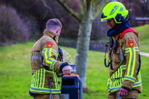 Brandweer Den Helder bestrijdt stinkende vlammen