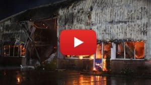 Grote brand bedrijfsgebouw, veel rook, woningen ontruimd (video)