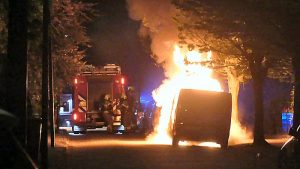 Auto en bestelbus door brand verwoest
