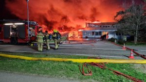 Zeer grote brand legt bollenbedrijf in de as
