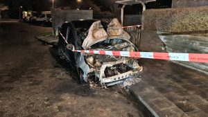 Opnieuw auto in Den Helder in vlammen op