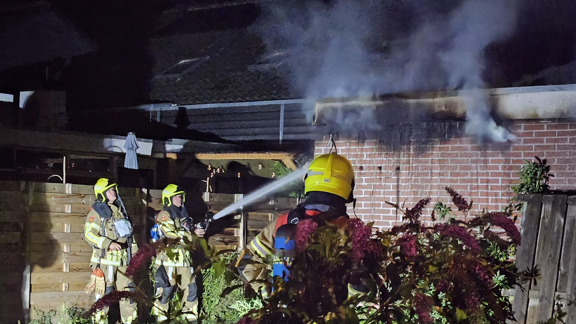 Brand in achtertuin woning Tuitjenhorn