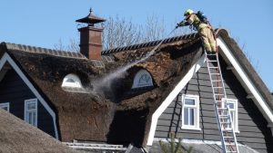 Rieten dak brand in Tuitjenhorn