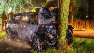 Auto vliegt in brand bij ongeluk