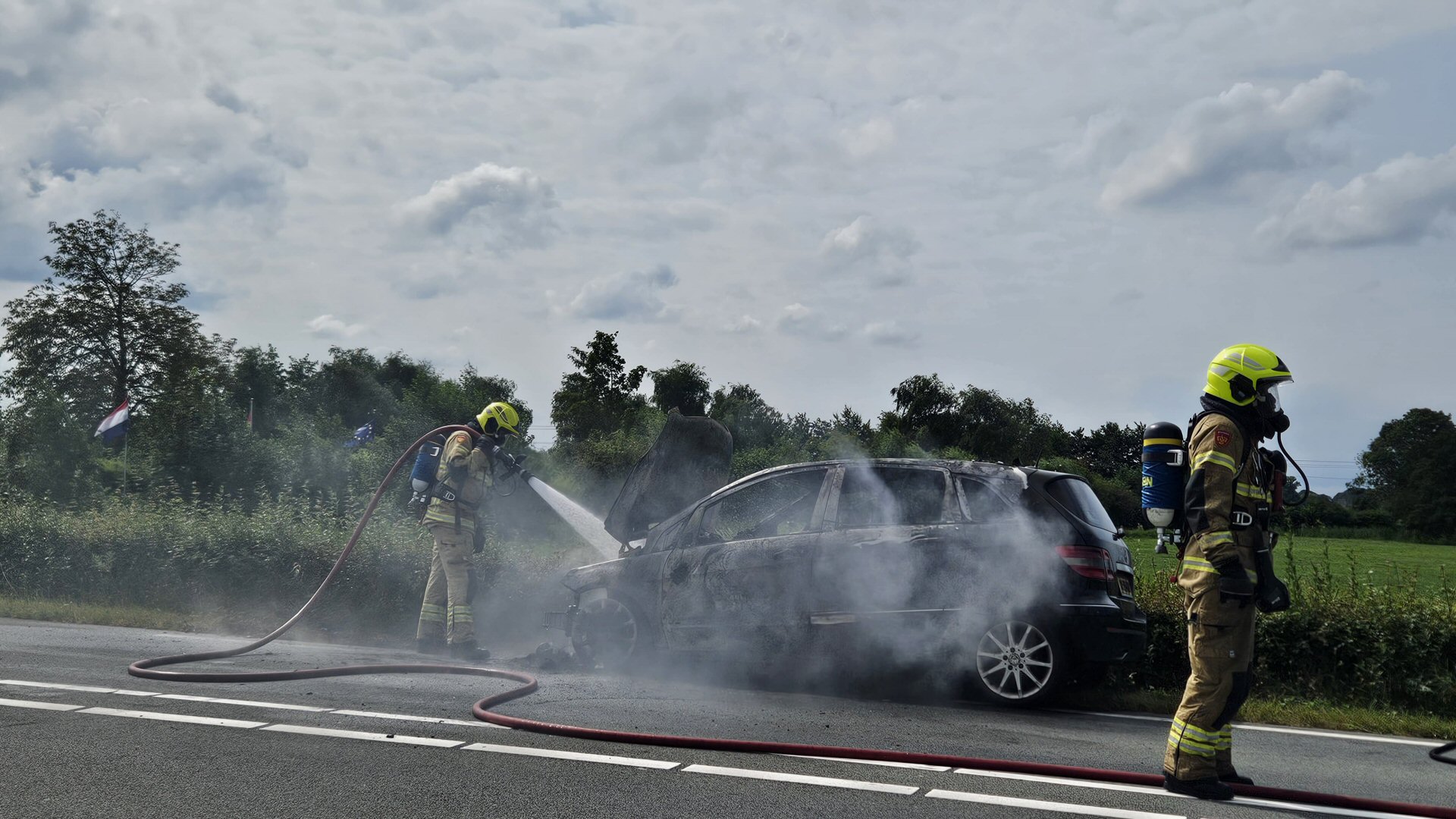 Auto door brand verwoest op N241