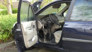 Smeulend plastic bij autobrand Schagen