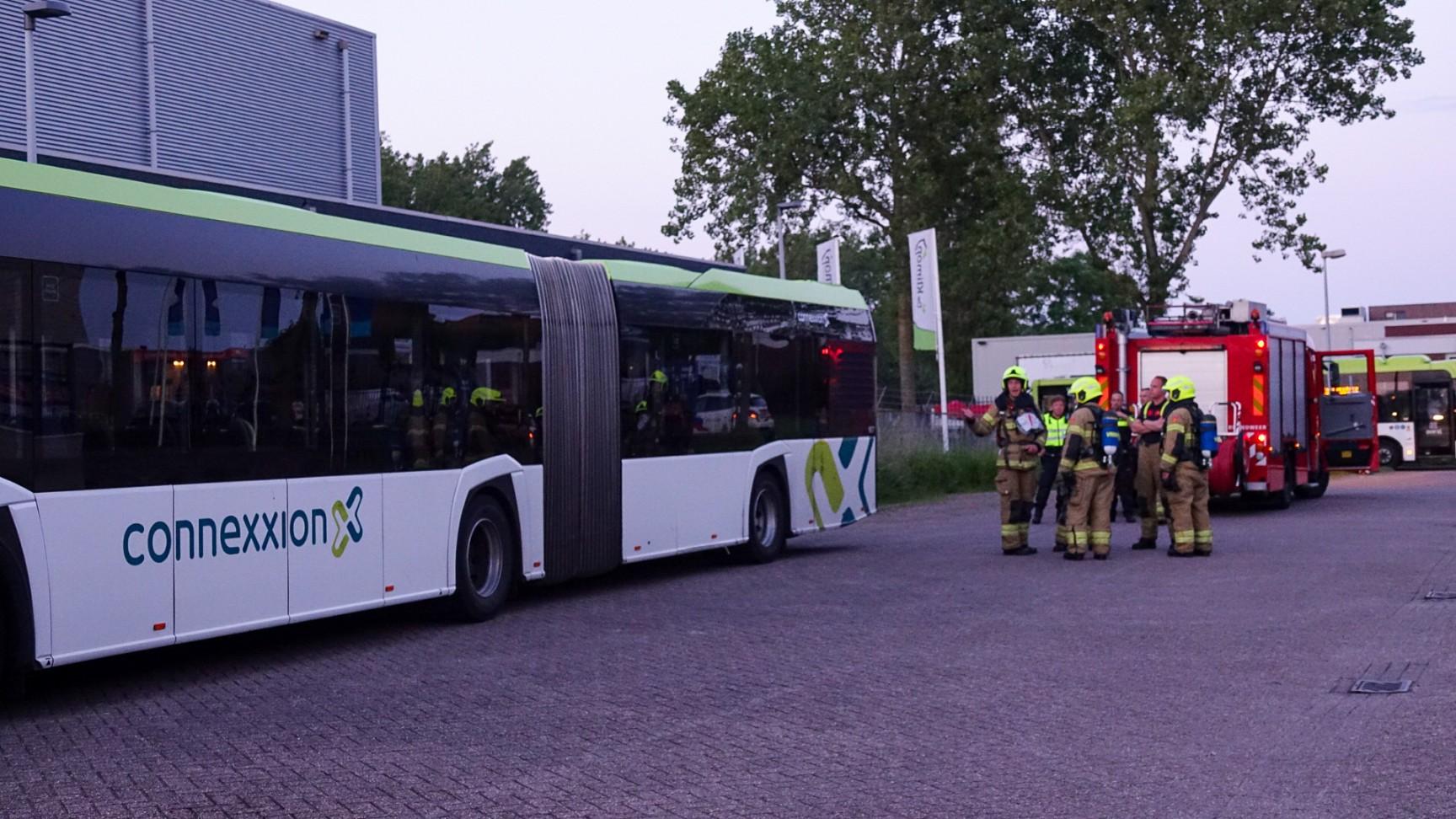 Brandweer rukt uit voor busbrand aan Drs. F. Bijlweg in Den Helder