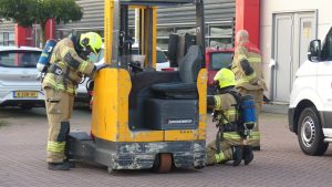 Brandweer in actie voor brand in heftruck
