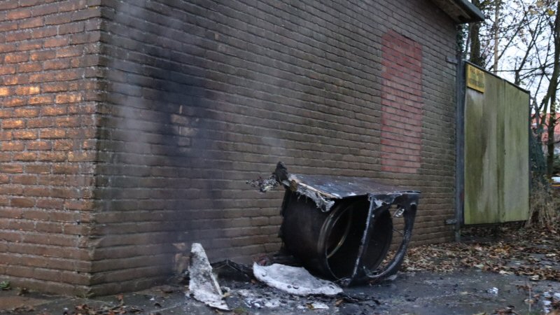 Gedumpte wasmachine in brand in Den Helder
