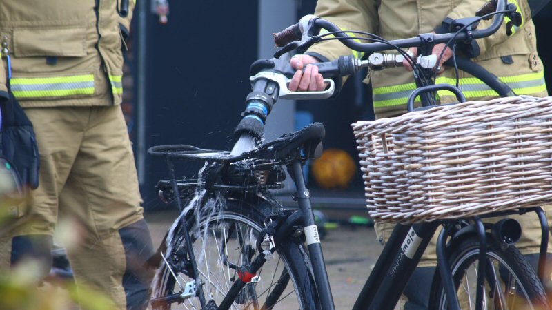 Brand in berging een woning in Julianadorp