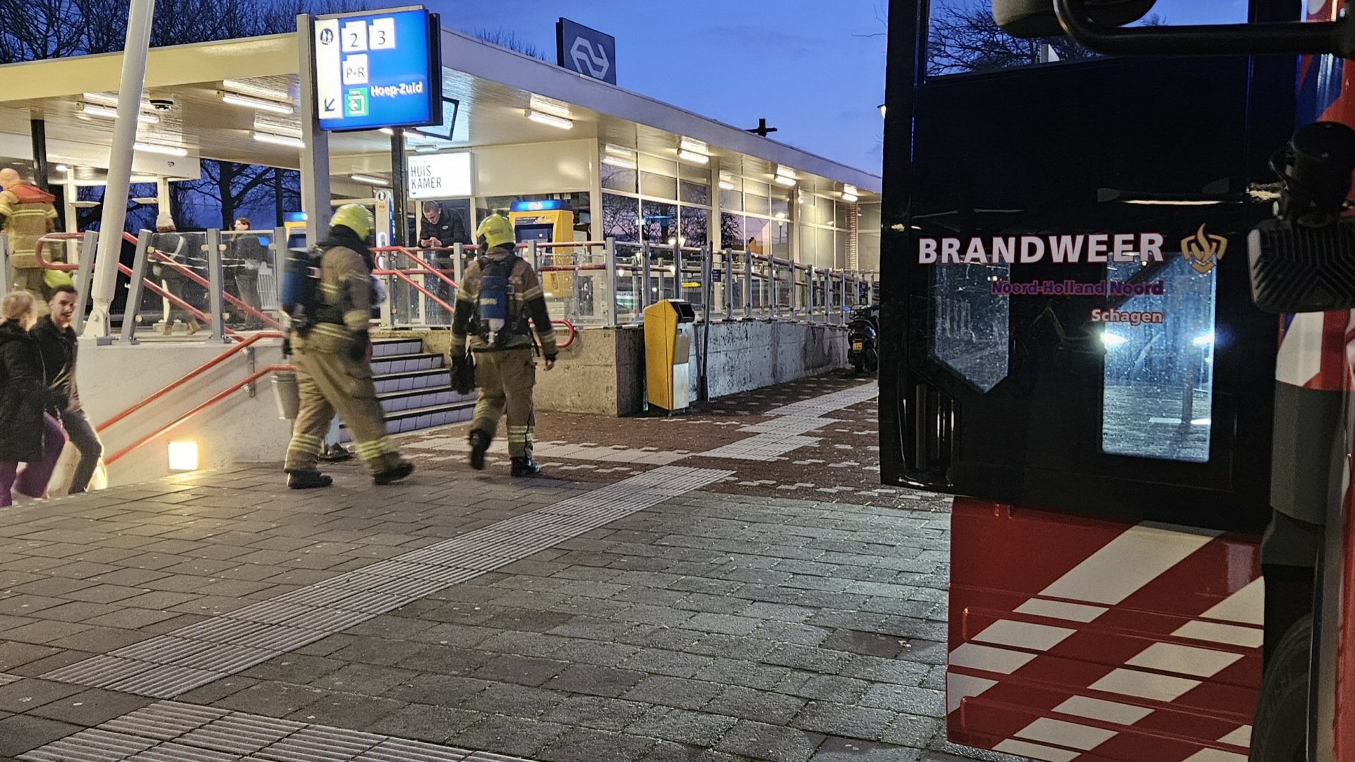 Twee afvalbakken in brand op station Schagen