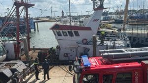 Brand op vissersschip in haven Den Oever