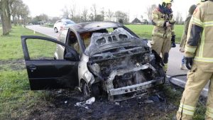 Auto vliegt al rijdend in brand op de Hartweg