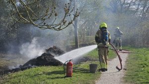 Brandweer blust buitenbrandje in Schagen