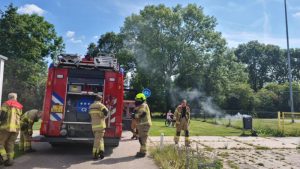 Brandweer blust brandje in afvalbak