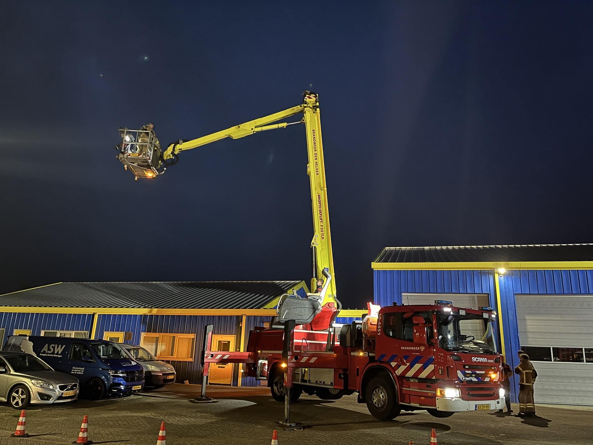 Serieuze belangstelling tijdens open oefenavond brandweer