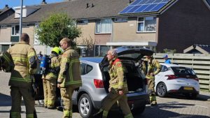 Rook in auto, brandweer voorkomt erger