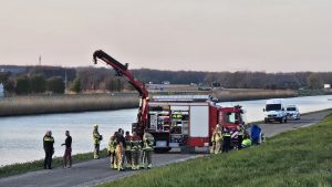 Brandweer haalt ree uit Noordhollands Kanaal