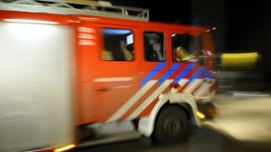 Brandweer blokkeert dronken man de weg