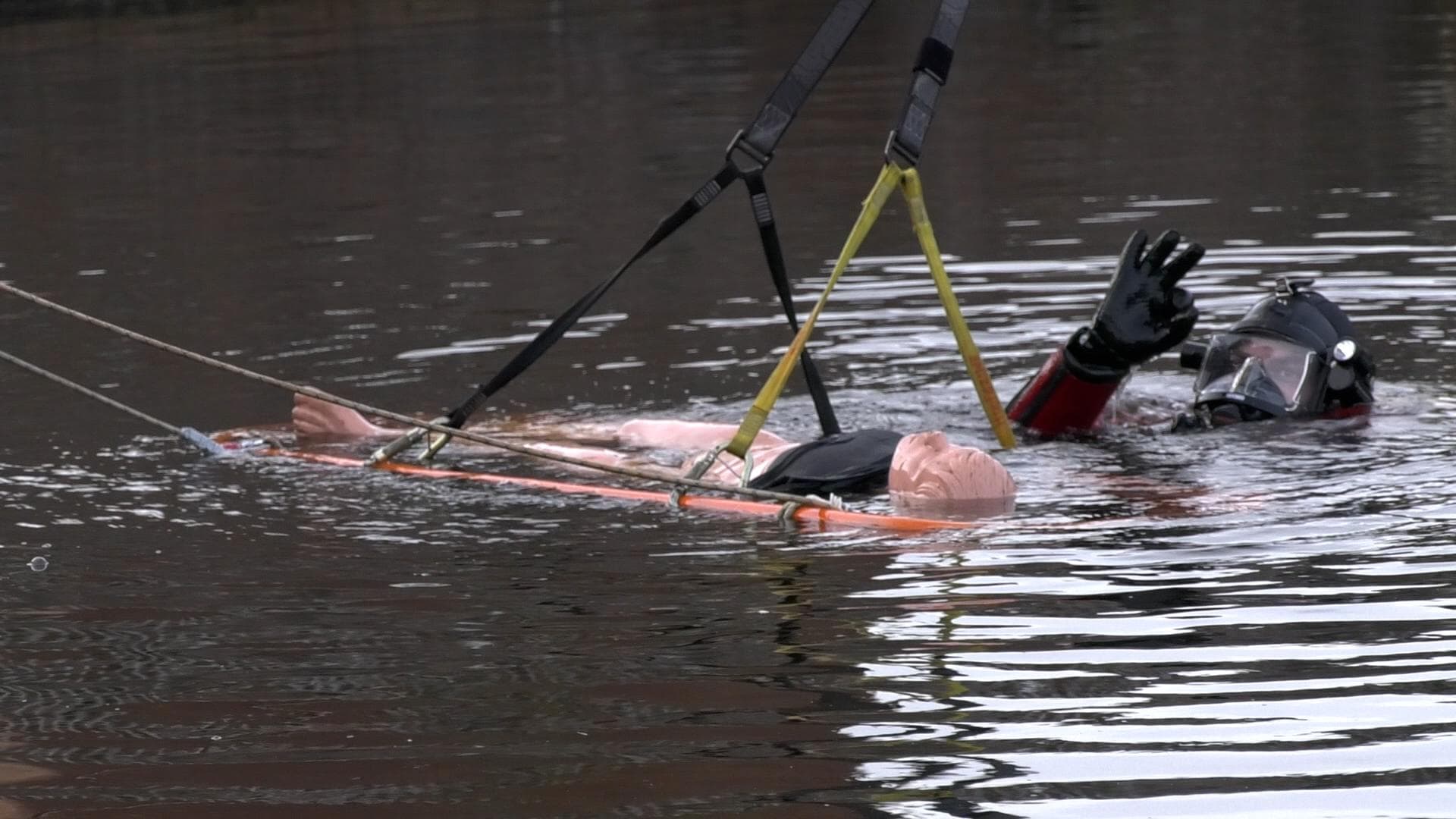 Brandweer Den Helder oefent met gespecialiseerd duikteam (video)