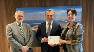 VVD Schagen met brief naar Den Haag