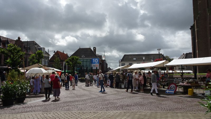 Brocante markt rond de grote kerk in Schagen