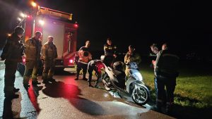 Bromfietser belandt in sloot