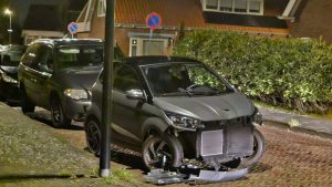 Brommobiel tegen paal Marktstraat Schagen