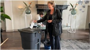 Burgemeester stemde naast kiezers met visuele beperking