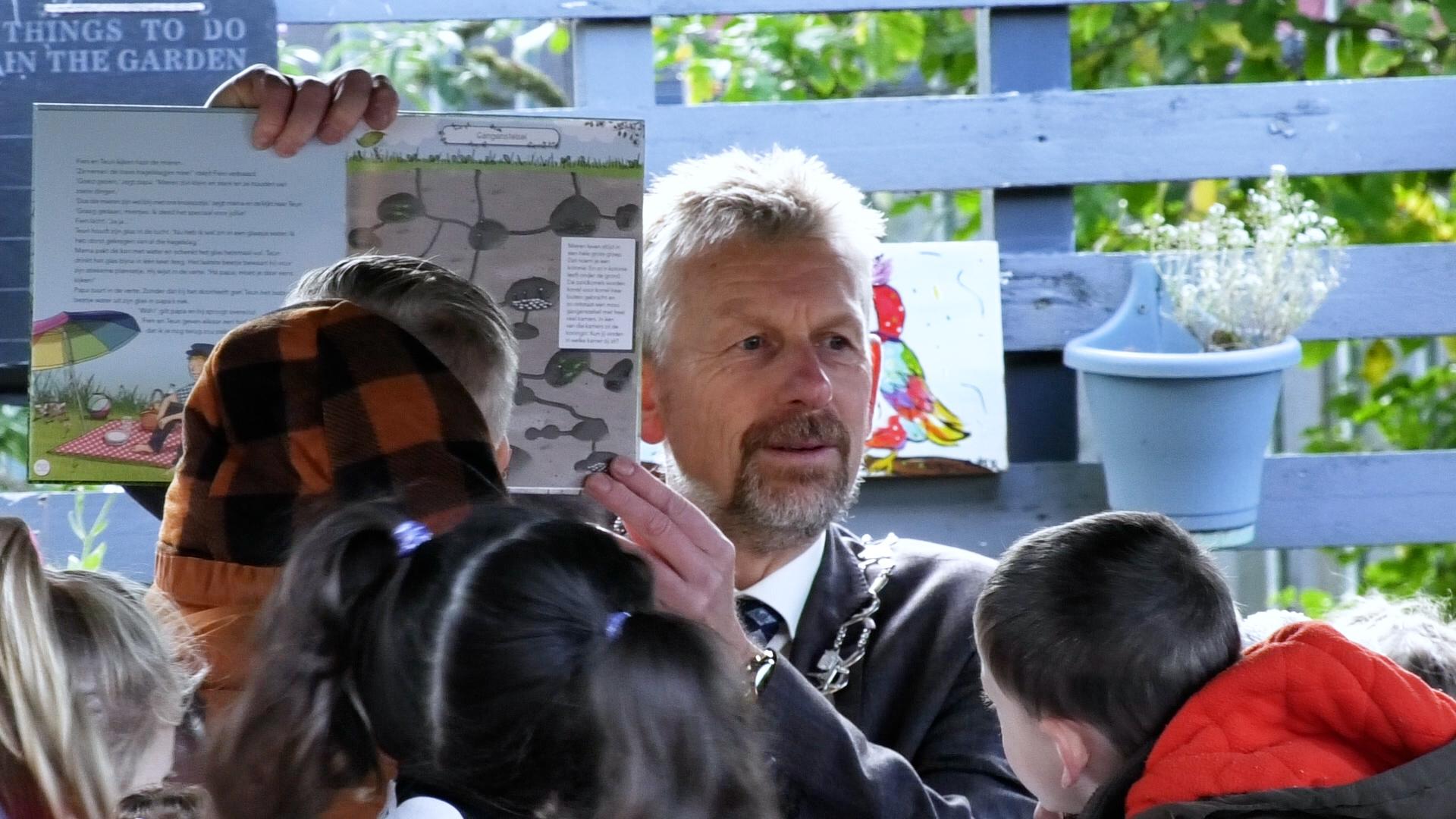 Burgemeester leest voor in de Tovertuin (Video)