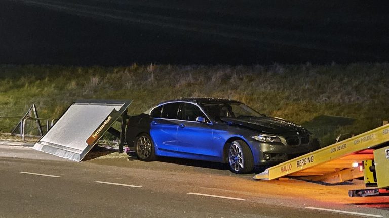 Automobilist rijdt bushokje omver in Petten