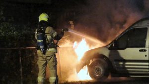 Busje door brand verwoest op park De Horn