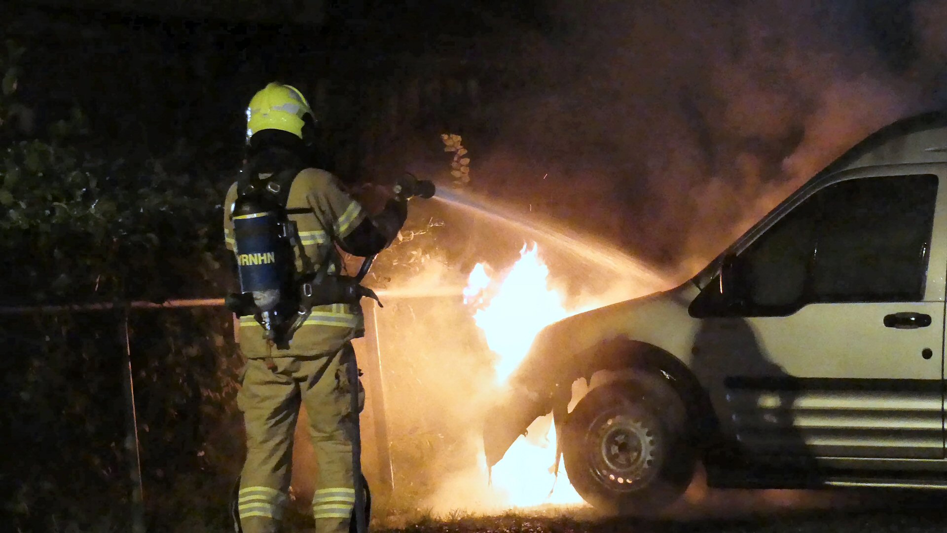 Busje door brand verwoest op park De Horn