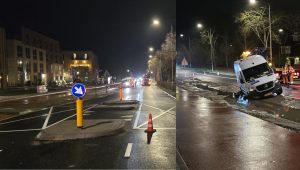 Busje vast in berm Zuiderweg
