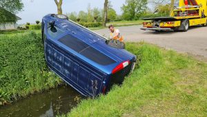 Bus in sloot: veel hulpdiensten naar Waarland